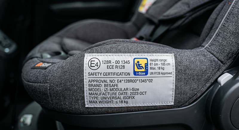Detaliu etichetă omologare europeană scaun auto copii.