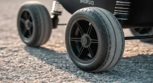 Detaliu roată cărucior cu sistem de suspensie reglabilă.