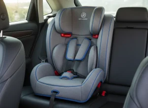 Scaun auto pentru copii mari cu protecție laterală și ghidaj centură.
